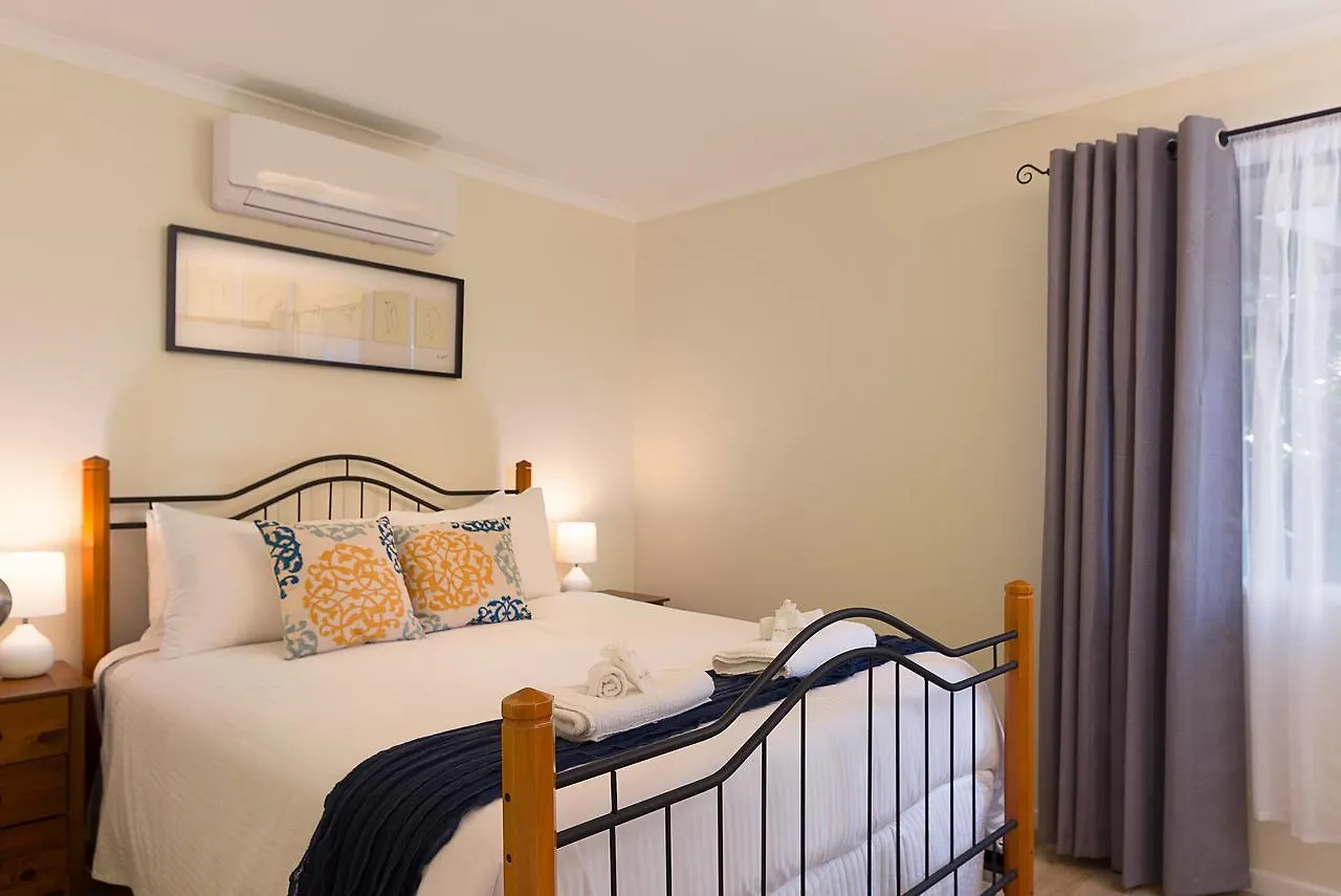 Jacaranda Cottages Witta 0*,
